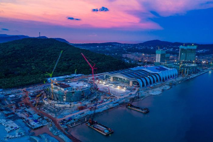 Liền kề Trung tâm Hội nghị và Triển lãm là Nhà biểu diễn đa năng APEC có sức chứa 4.030 chỗ, tạo thành tổ hợp kiến trúc quy mô lớn bên bờ biển.