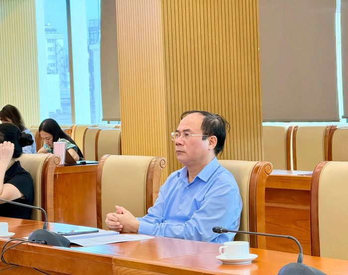 Thứ trưởng Bộ Xây dựng Nguyễn Văn Sinh tham gia Hội nghị tại điểm cầu trực tuyến ở trụ sở Bộ.