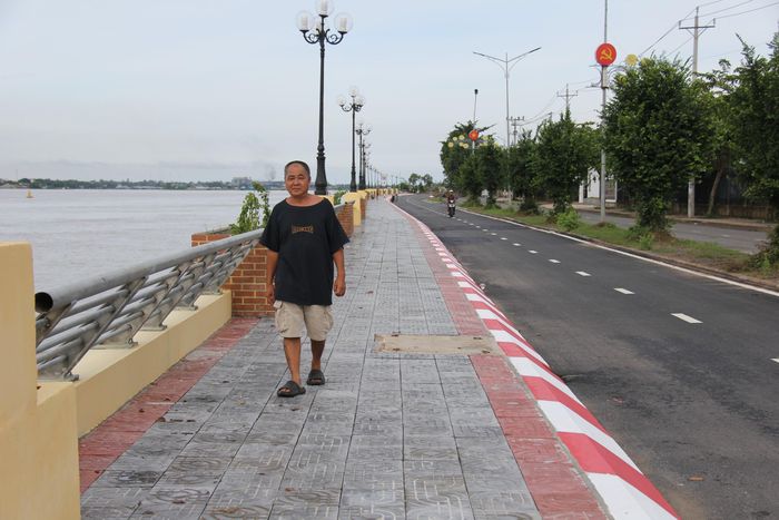 Bờ kè Thường Thới Tiền (xã Thường Phước) vừa được xây dựng khang trang, tạo cảnh quan đẹp ven sông Tiền.