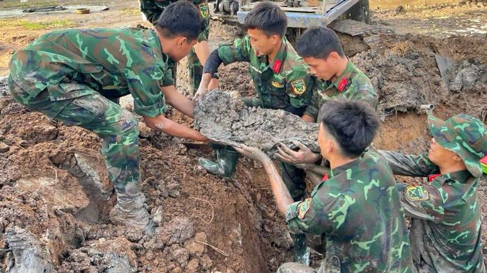 Hiện nay, lực lượng làm nhiệm vụ đang tiếp tục mở rộng diện tích tìm kiếm xung quanh, quyết không bỏ sót hài cốt liệt sĩ tại Nghĩa trang tạm Tân Bằng. Ảnh: Vĩnh Nghị.