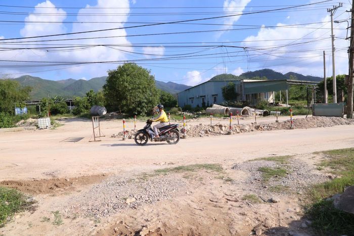 Ghi nhận của PV, đoạn đầu tuyến, từ cây xăng Hiệp Hòa đến trụ sở Đảng ủy phường Quy Nhơn Tây đã hoàn tất việc mở rộng, thảm nhựa, xây dựng vỉa hè. Đoạn còn lại dài hơn 1 km, đi qua xóm 1 (khu phố Long Thành) hiện vẫn dở dang.