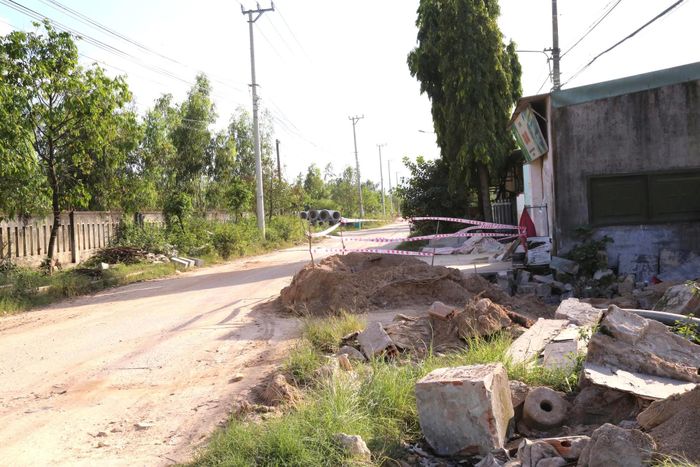 Hiện còn vướng mắc đoạn cuối tuyến qua khu phố Long Thành. UBND phường đang đẩy nhanh công tác xét duyệt, thực hiện các chính sách hỗ trợ, bồi thường nhằm sớm giải phóng mặt bằng. Đồng thời đôn đốc Ban Quản lý dự án đầu tư xây dựng và phát triển quỹ đất phường đẩy nhanh thi công để sớm hoàn thành dự án trong thời gian sớm nhất.
