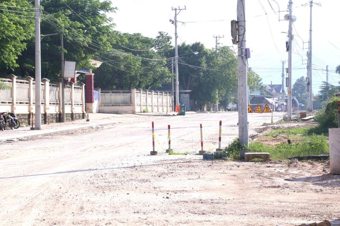 Lãnh đạo UBND phường Quy Nhơn Tây cho biết, dự án này từ UBND TP Quy Nhơn chuyển về sau sáp nhập. Cán bộ phường Quy Nhơn Tây vừa làm, vừa nghiên cứu thực hiện cho đúng quy định pháp luật, nhất là về đất đai. Trong quá trình triển khai, dự án phát sinh một số bất cập, nhất là công tác giải phóng mặt bằng, ảnh hưởng đến tiến độ dự án. 