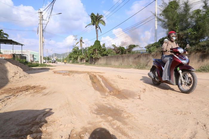 Sau những cơn mưa lớn, mặt đường sình lầy khiến lưu thông của người và phương tiện gặp khó.