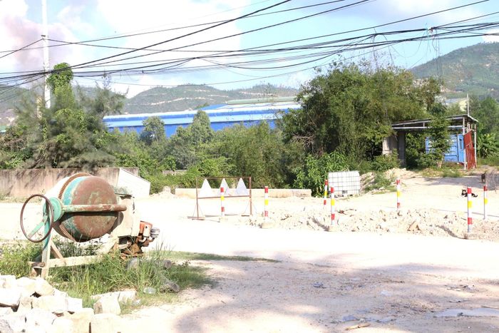 Máy móc, thiết bị tập kết ngổn ngang.