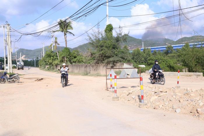 Người dân băng ngang, đi tắt để tránh các chướng ngại vật khiến giao thông lộn xộn, không theo trật tự, mất ATGT.