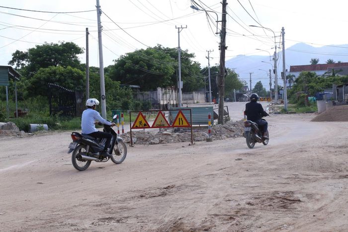 Ban đầu, dự án đặt mục tiêu hoàn thành vào năm 2024. Nhưng đến nay, công trình vẫn còn nhiều đoạn chưa hoàn thành, thi công dang dở, ảnh hưởng đến việc đi lại của người dân.