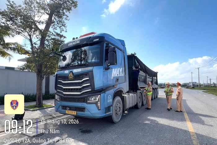 CSGT kiểm tra kích thước thành thùng xe tải nhằm phát hiện các trường hợp tự ý cải tạo, thay đổi kết cấu phương tiện.
