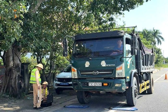 Lực lượng CSGT kiểm tra phương tiện vận tải hàng hóa trên địa bàn tỉnh Quảng Trị.