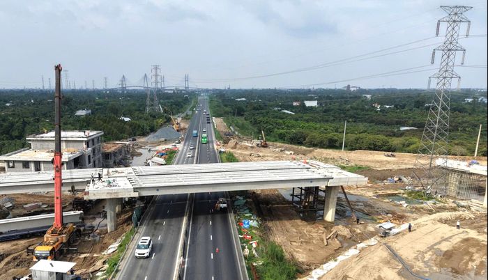 Tại khu vực thi công cầu vượt Võ Văn Kiệt qua cao tốc Mỹ Thuận - Cần Thơ còn vướng trụ điện 220kV.