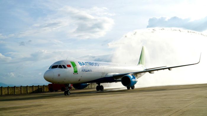 Chiều 29/10, chuyến bay quốc tế từ Macau (Trung Quốc) do Hãng hàng không Bamboo Airways thực hiện đã đáp xuống Cảng hàng không Phù Cát.