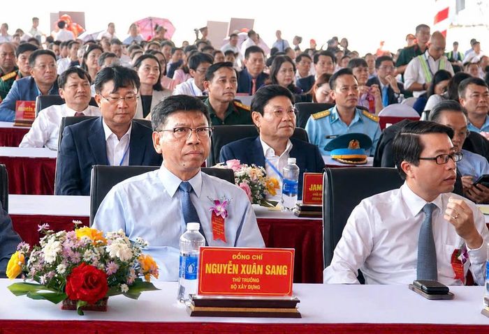 Thứ trưởng Bộ Xây dựng Nguyễn Xuân Sang tham dự buổi lễ.