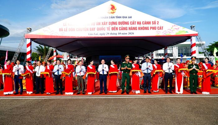 Lãnh đạo Chính phủ, Bộ, ngành và tỉnh Gia Lai cắt băng khánh thành đường cất hạ cánh số 2 Cảng hàng không Phù Cát.