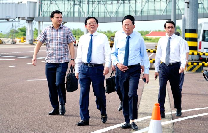 Phó Thủ tướng Hồ Quốc Dũng và Chủ tịch UBND tỉnh Gia Lai Phạm Anh Tuấn kiểm tra đường cất hạ cánh số 2.
