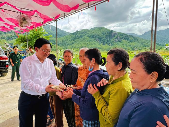 Ân cần thăm hỏi các hộ dân, Phó Thủ tướng Hồ Quốc Dũng khẳng định, Đảng và Nhà nước luôn dành nhiều nguồn lực hỗ trợ, chăm lo cho nhân dân với tinh thần "không để ai bị bỏ lại phía sau".