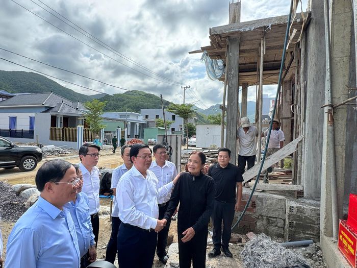 Phó Thủ tướng mong muốn thời gian tới, các hộ dân tiếp tục phát huy tinh thần vượt khó, sớm ổn định cuộc sống, tập trung lao động sản xuất để vươn lên thoát nghèo bền vững.