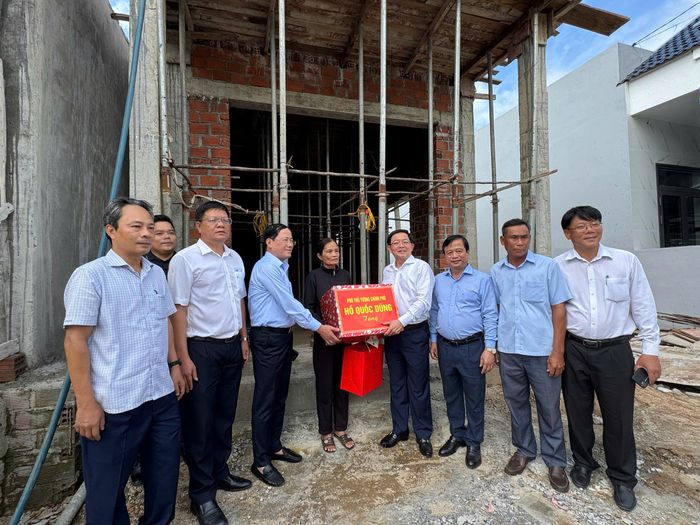 Tại đây, Phó Thủ tướng thăm, tặng quà cho các hộ gia đình chính sách đã và đang xây dựng nhà tại khu tái định cư, gồm các hộ Mai Thị Huệ, Nguyễn Ngọc Tú, Đỗ Thị Thoa, Đinh Thị Liền và trao quà cho 19 hộ dân đã hoàn thành nhà ở tại đây.