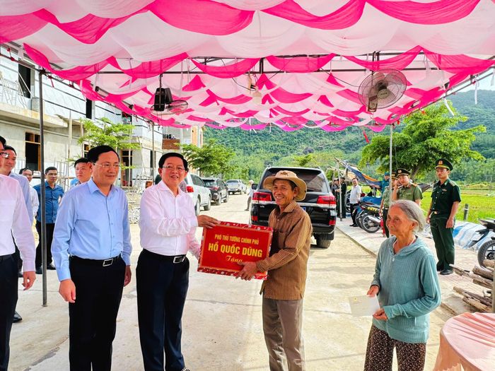 Đồng thời, Phó Thủ tướng đề nghị chính quyền địa phương tiếp tục hỗ trợ sinh kế, hướng dẫn kỹ thuật canh tác và chuyển đổi nghề nghiệp phù hợp, giúp người dân an cư lạc nghiệp lâu dài trên vùng đất mới.