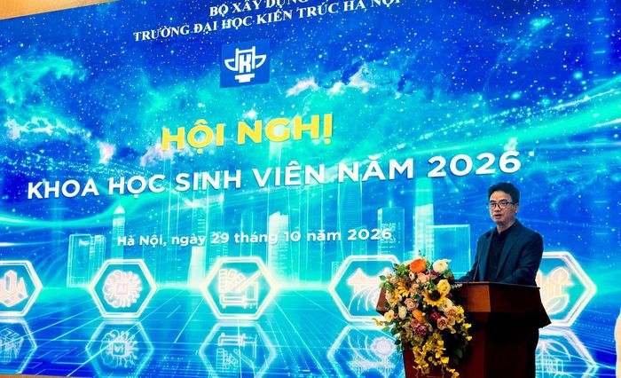 PGS.TS Vũ Ngọc Anh, Hiệu trưởng Trường Đại học Kiến trúc Hà Nội phát biểu khai mạc.