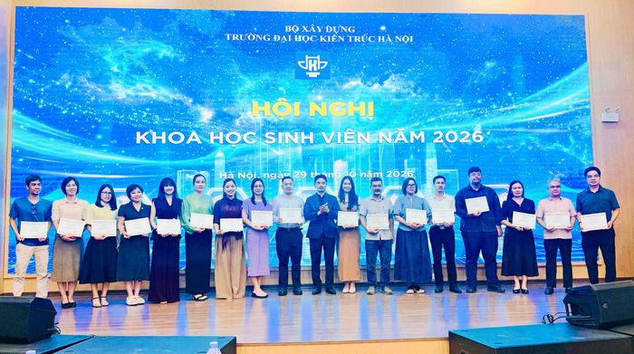Nhà trường khen thưởng các nhóm sinh viên, giảng viên hướng dẫn đạt thành tích trong nghiên cứu khoa học sinh viên.