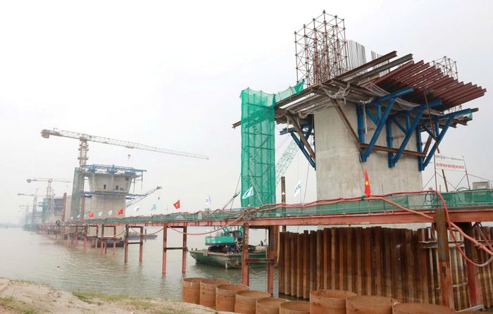 Các dự án cầu vượt sông Hồng, sông Đuống đang được yêu cầu đẩy nhanh tiến độ. 