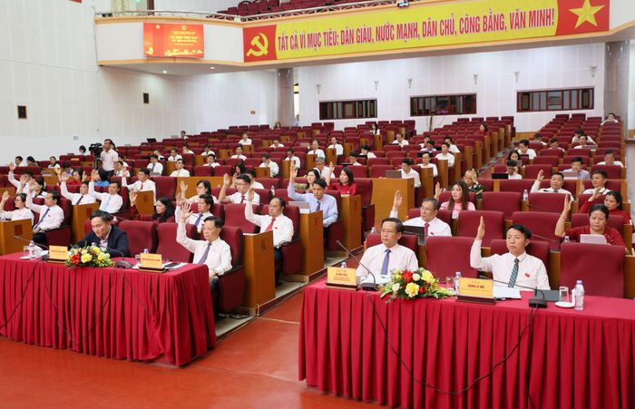 Các đại biểu quyết thông qua 3 nghị quyết quan trọng tại kỳ họp. 