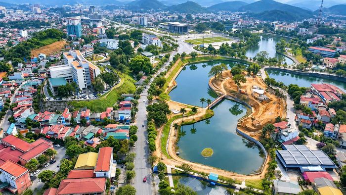 Ban Quản lý dự án đầu tư xây dựng phường Yên Bái thường xuyên có mặt tại công trường để đôn đốc, đặt mục tiêu dự án về đích sớm 80 ngày.