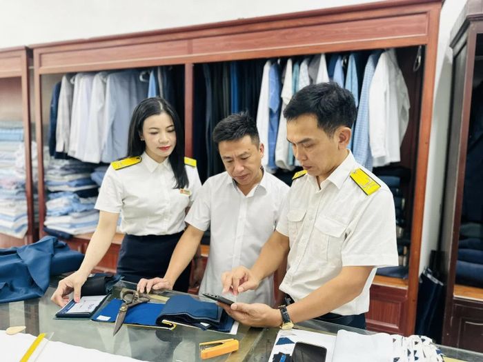 Công chức Thuế tỉnh Thanh Hóa hướng dẫn người nộp thuế kiểm tra thông tin cá nhân, nghĩa vụ thuế trên ứng dụng eTax Mobile. Ảnh: TN