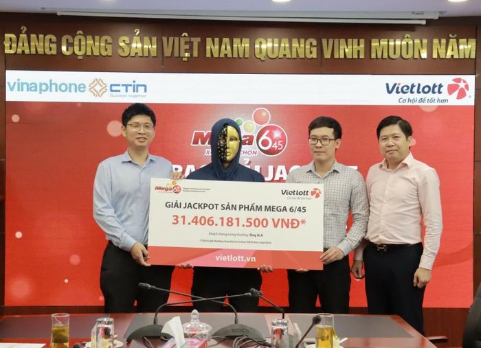 Anh N.A nhận giải Jackpot xổ số tự chọn Mega 6/45 trị giá hơn 31 tỷ đồng
