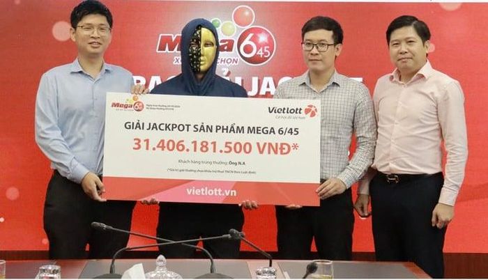 Anh N.A nhận giải thưởng hơn 31 tỷ đồng. Ảnh: Vietlott.