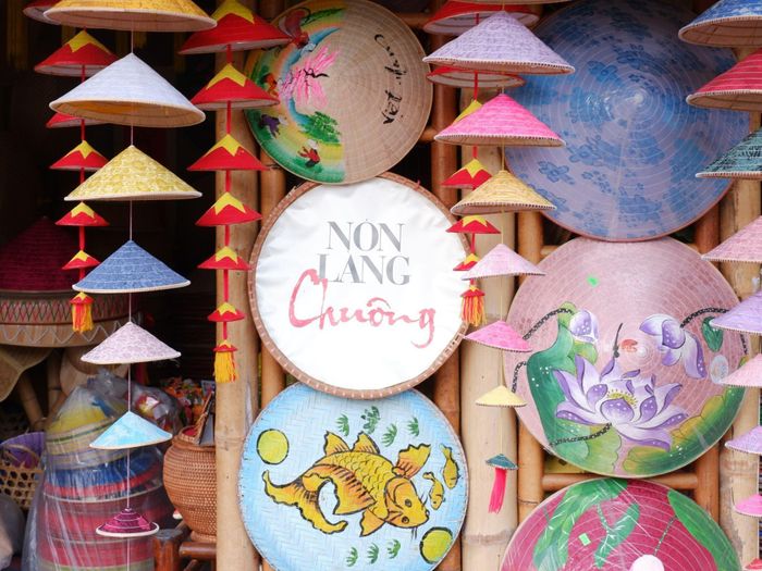 Nhiều mẫu nón lá đa dạng, kết hợp hài hòa giữa nét đẹp truyền thống và sự tinh tế trong từng họa tiết.