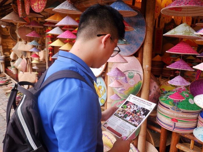 Du khách tìm hiểu các hoạt động trải nghiệm nón lá tại không gian trưng bày