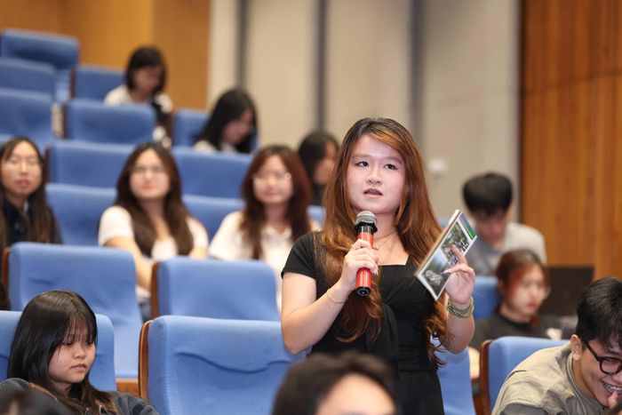  Tại hội thảo nhiều câu hỏi được đặt ra bởi các bạn trẻ có 50% dòng máu Việt và Hàn. 