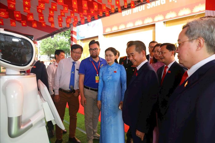 Các sản phẩm công nghệ số, đổi mới sáng tạo được trưng bày tại Đại hội Đảng bộ tỉnh Đồng Nai (nay là thành phố) lần thứ 1. Ảnh: Văn Dũng