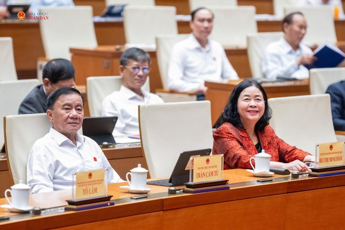 Thường trực Ban Bí thư Trần Cầm Tú và Chủ tịch Ủy ban Trung ương Mặt trận Tổ quốc Việt Nam Bùi Thị Minh Hoài tham dự phiên họp. Ảnh: Phạm Thắng