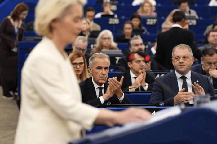 Thủ tướng Canada Mark Carney nghe bài phát biểu Thông điệp Liên minh của Chủ tịch Ủy ban châu Âu Ursula von der Leyen Nghị viện châu Âu ở Strasbourg (Pháp) ngày 16/9/2026. Ảnh: Justin Tang/The Canadian Press