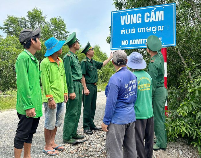 Đồn Biên phòng Nhơn Hưng, hướng dẫn người dân khu vực biên giới cách nhận biết khu vực cấm trên biên giới. Ảnh: Tiến Vinh