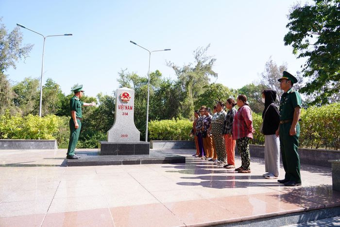 Cán bộ Đồn Biên phòng cửa khẩu Quốc tế Hà Tiên tuyên truyền đến người dân tham gia bảo vệ đường biên, cột mốc. Ảnh: Tiến Vinh