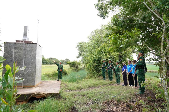 Đồn Biên phòng cửa khẩu Giang Thành tổ chức tuần tra, kết hợp giới thiệu với các đoàn thể địa phương về đường biên, cột mốc. Ảnh: Tiến Vinh