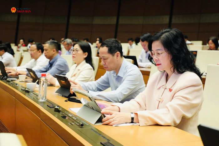Các ĐBQH tỉnh Nghệ An dự phiên thảo luận tại Hội trường, sáng 29/10. Ảnh: Khánh Duy