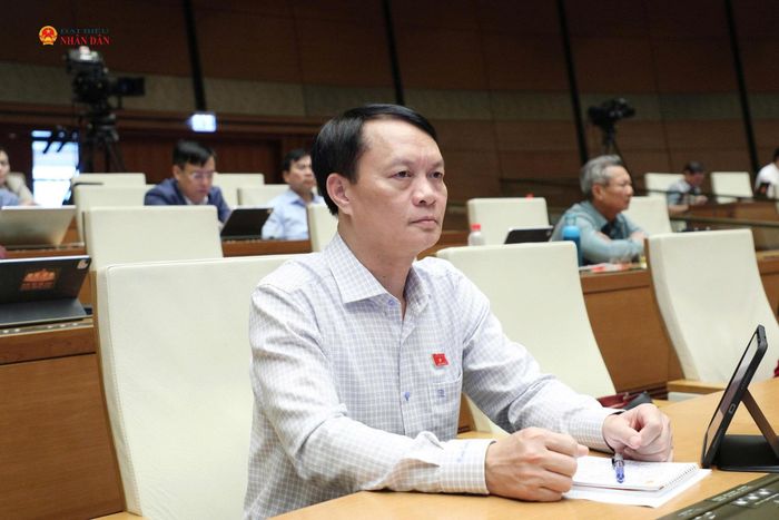 ĐBQH Lương Đình Hưng (Nghệ An) tham dự phiên thảo luận tại Hội trường. Ảnh: Khánh Duy