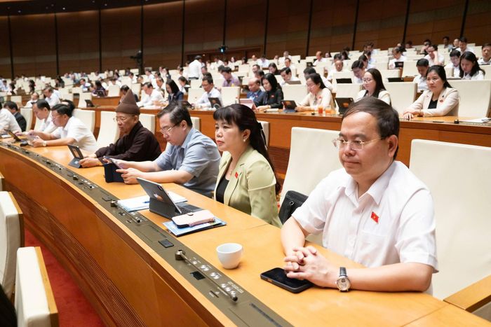 Các đại biểu thành viên Đoàn ĐBQH TP Quảng Ninh dự phiên thảo luận