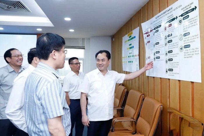 Ủy viên Trung ương Đảng, Bộ trưởng Bộ Nông nghiệp và Môi trường Trịnh Việt Hùng kiểm tra, ghi nhận khó khăn trong thực hiện chuyển đổi số, cải cách thủ tục hành chính