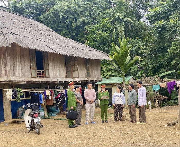 Công an xã Hồi Xuân, tỉnh Thanh Hóa nỗ lực tuyên truyền cho người dân về những tiện tích của chuyển đổi số, sử dụng dịch vụ công trực tuyến