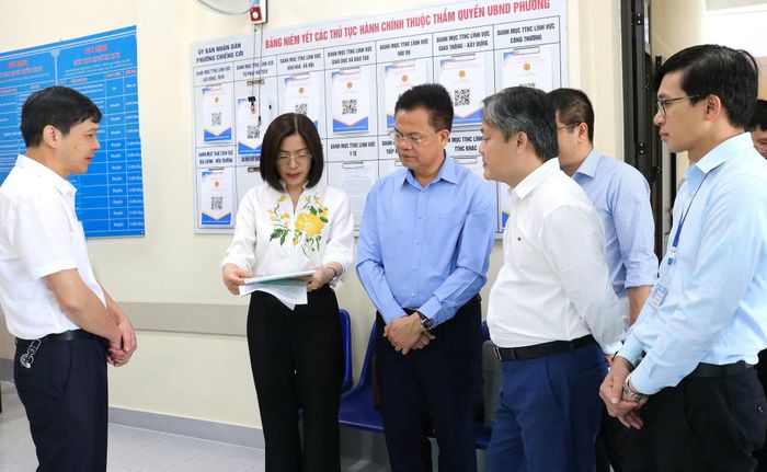 Đoàn công tác của Bộ Khoa học và Công nghệ khảo sát thực tế để ghi nhận ý kiến "điểm nghẽn" tại các Trung tâm phục vụ hành chính công cấp xã. Ảnh: Thu Hằng