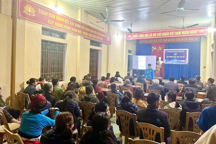 Lớp học Bình dân học vụ số ở xã Luận Thành được tổ chức vào các buổi tối để hướng dẫn người dân cài đặt các nền tảng, ứng dụng VNeID và các nền tảng trực tuyến để người dân quen với việc thực hiện các thủ tục hành chính số. Ảnh: Mỹ Hạnh