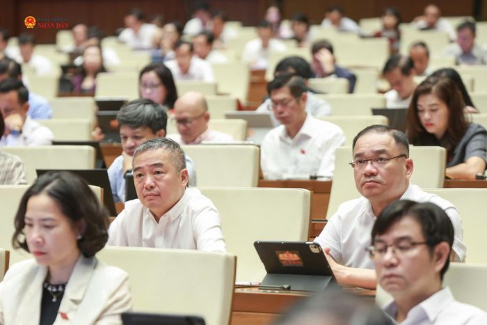 Các ĐBQH thành phố Hà Nội trong phiên thảo luận tại hội trường. Ảnh: Quang Vinh