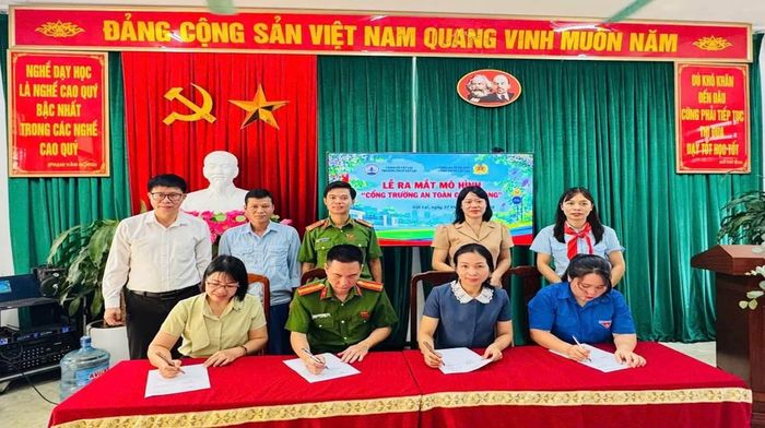 Công an xã Vật Lại và Trường THCS Vật Lại đã tổ chức ký cam kết phối hợp trong công tác tuyên truyền, giáo dục pháp luật và bảo đảm trật tự, an toàn giao thông tại khu vực trường học.