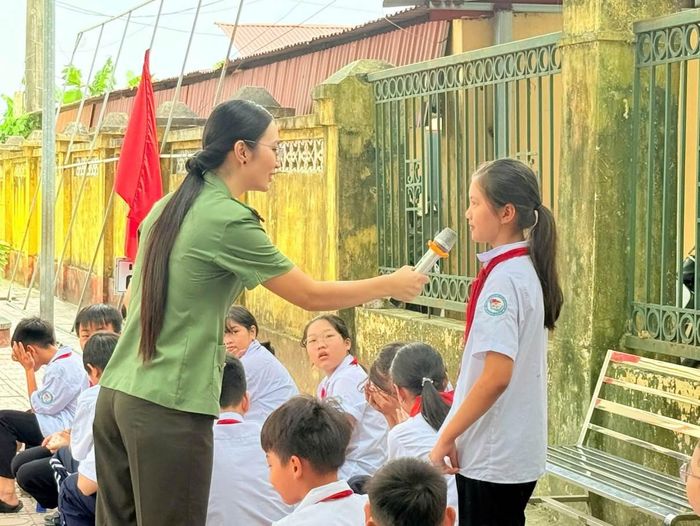 Lực lượng chức năng thực hiện nội dung tuyên truyền tại xã Đa Phúc.
