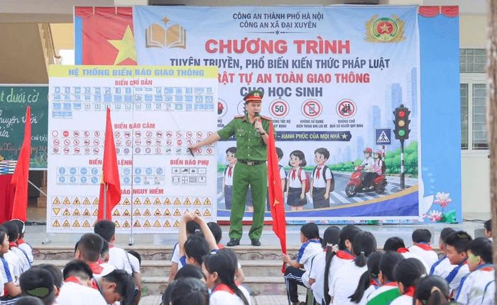 Toàn cảnh buổi tuyên truyền, phổ biến kiến thức cho học sinh tại xã Đại Xuyên.